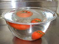 水に沈むトマト